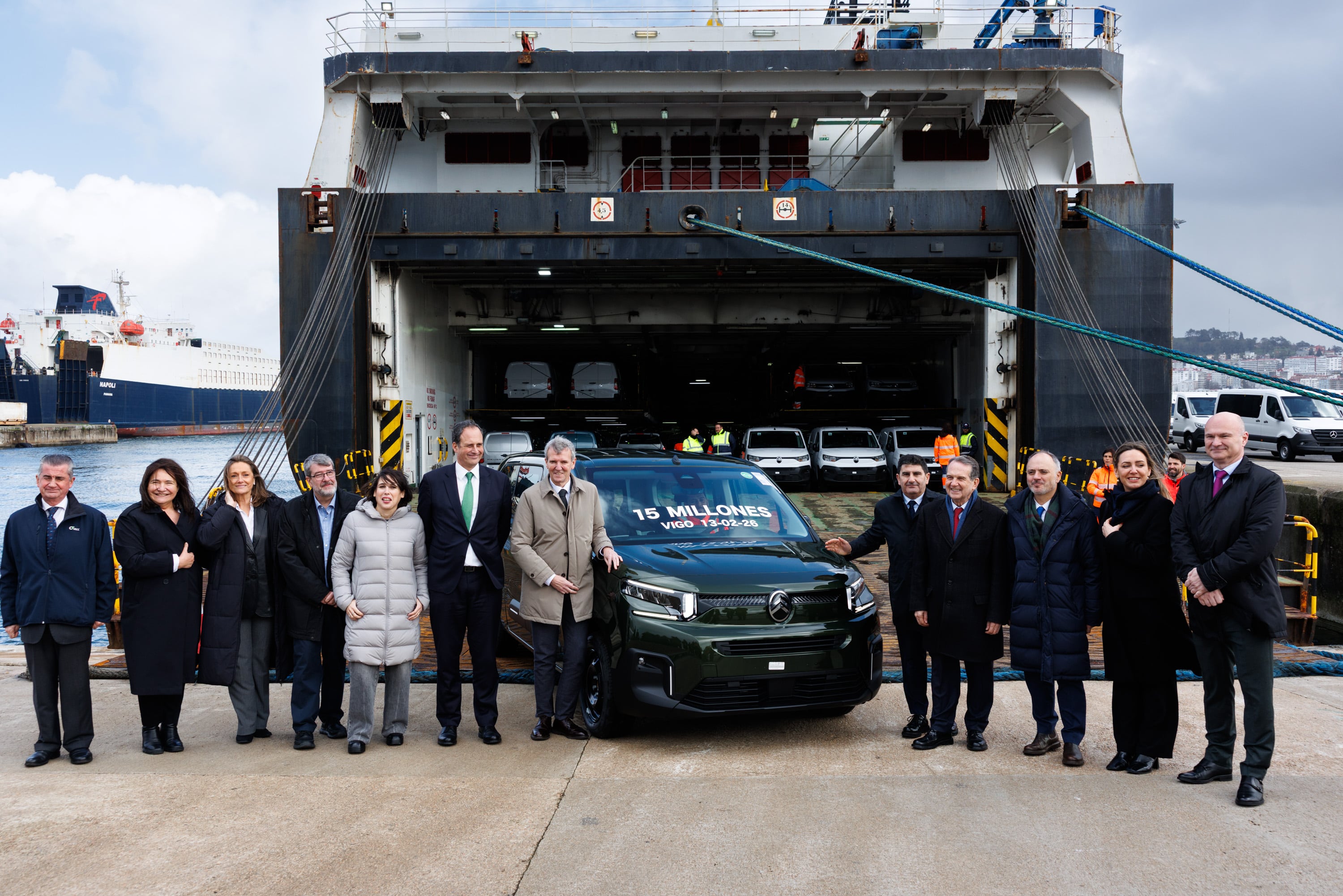 O presidente da Xunta, Alfonso Rueda, acompañado da conselleira de Economía e Industria, María Jesús Lorenzana, participa no acto de celebración do vehículo 15 millóns transportado a través do Porto de Vigo. Terminal de tráfico de Ro-Ro en Bouzas (Vigo), 13/02/26.