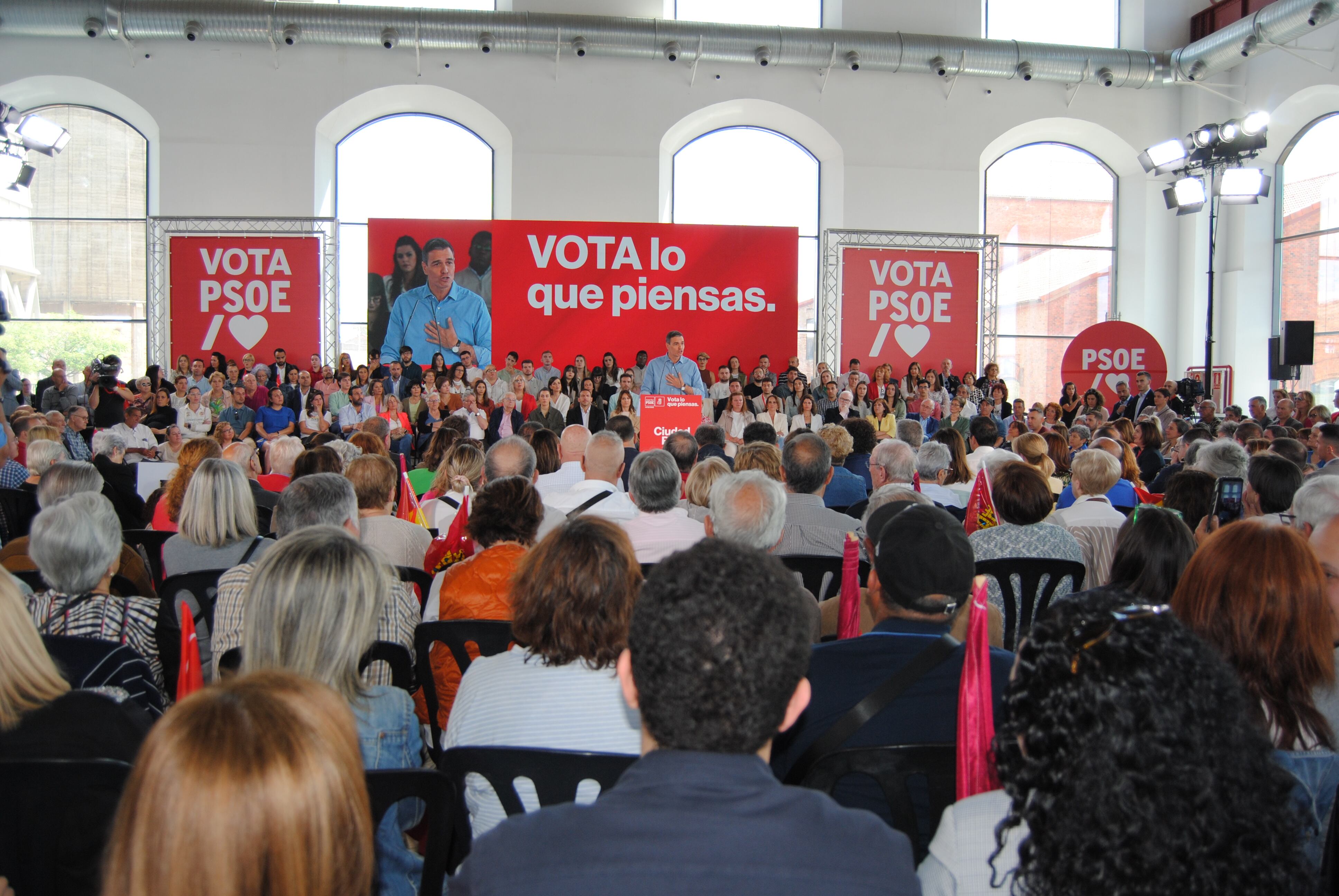 Asistentes al mitin llenando &quot;La Central&quot; en Puertollano