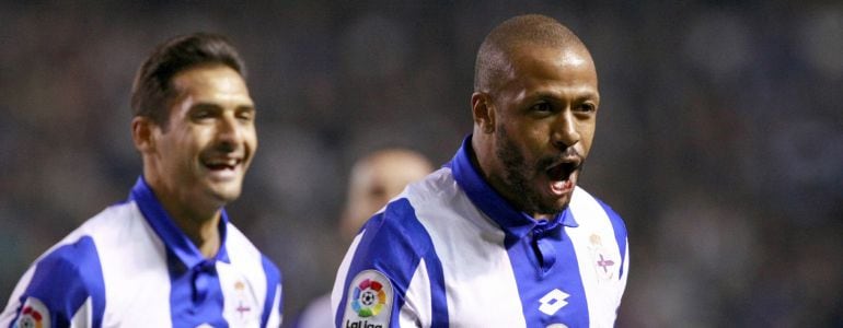 El defensa brasileño del Deportivo Sidnei Rechel da Silva Junior celebra el gol marcado ante la Real Sociedad, el primero del equipo.