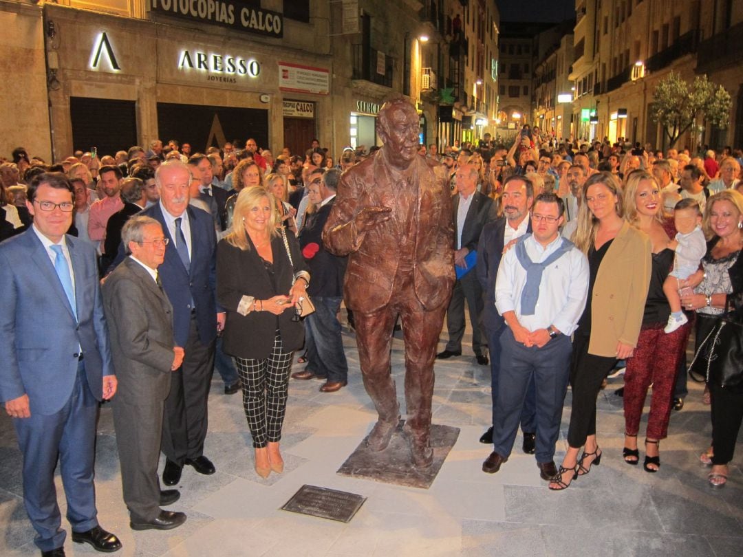 Salamanca ya luce en el centro de la ciudad, concretamente en la Plaza del Liceo, una escultura con la figura del exseleccionador nacional de fútbol Vicente del Bosque.