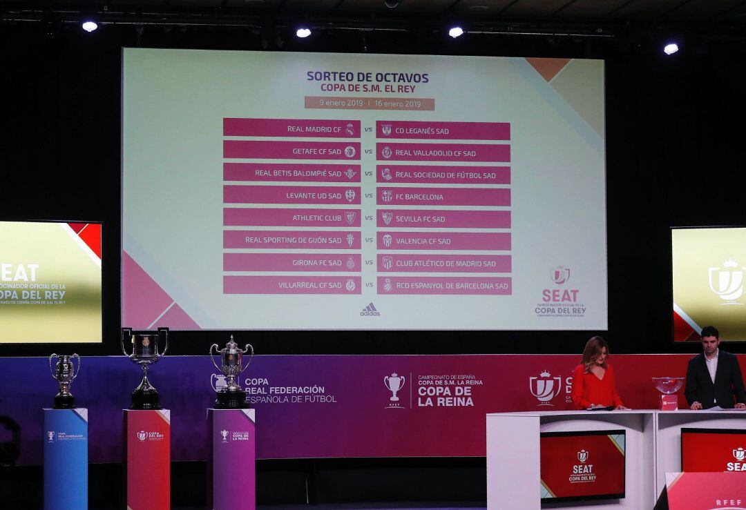 Una pantalla muestra el resultado del sorteo de octavos de final de la Copa del Rey de fútbol que ha tenido lugar en la Ciudad del Fútbol de Las Rozas. 