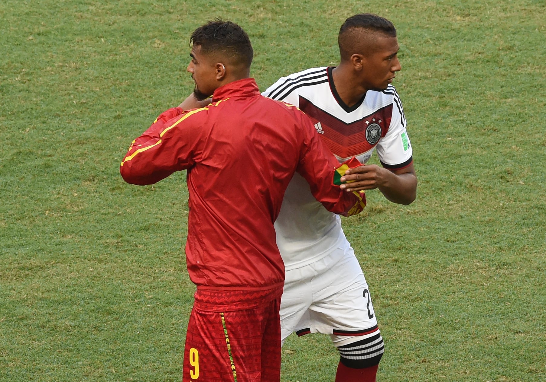 Los hermanos Boateng se saludan antes de enfrentarse en el Mundial de Brasil.