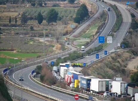 Corte de carretera en la A-2 en La Almunia de Doña Godina