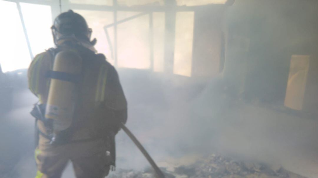 Bombero trata de sofocar el incendio en una vivienda de Cieza