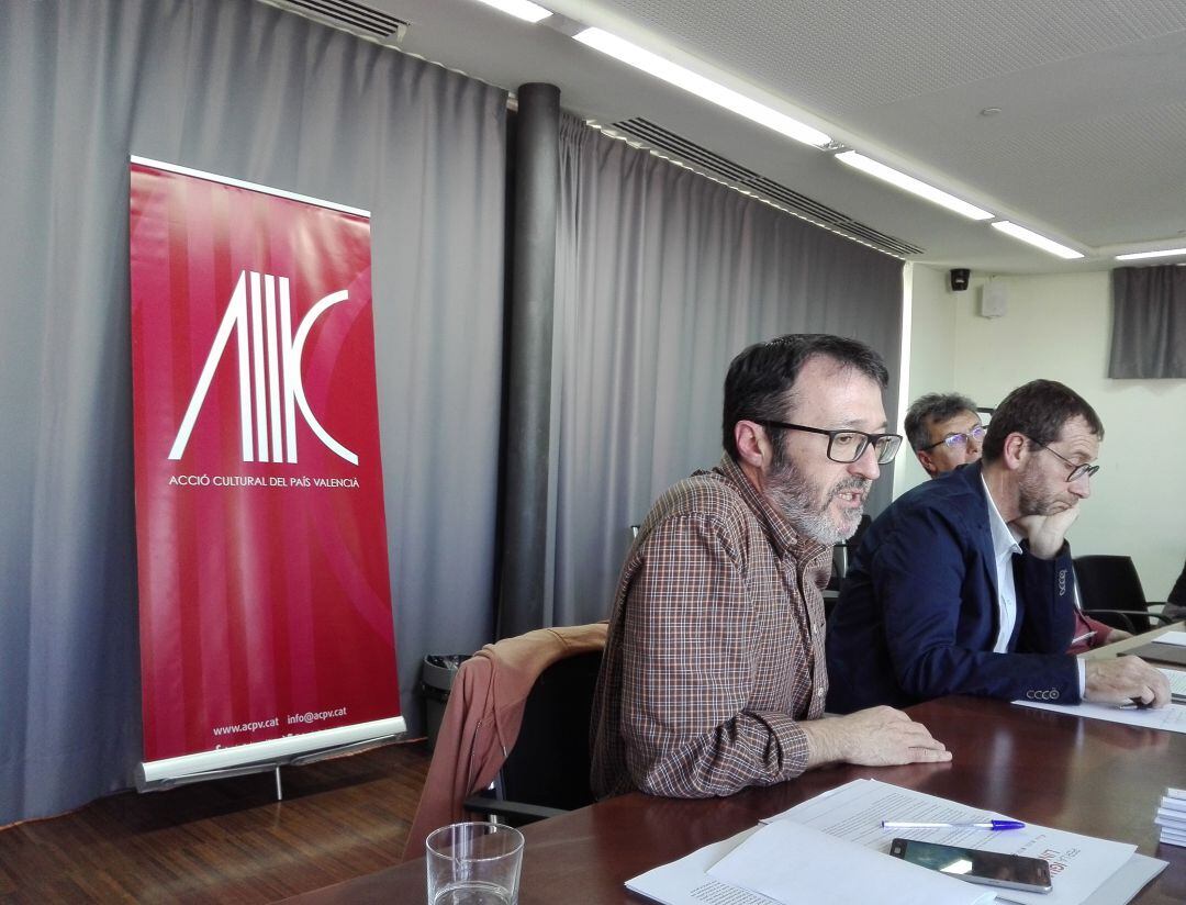 Toni Gisbert, Alfons Esteve i Francesc Esteve, presentan la propuesta de Llei de Igualtat Lingüística