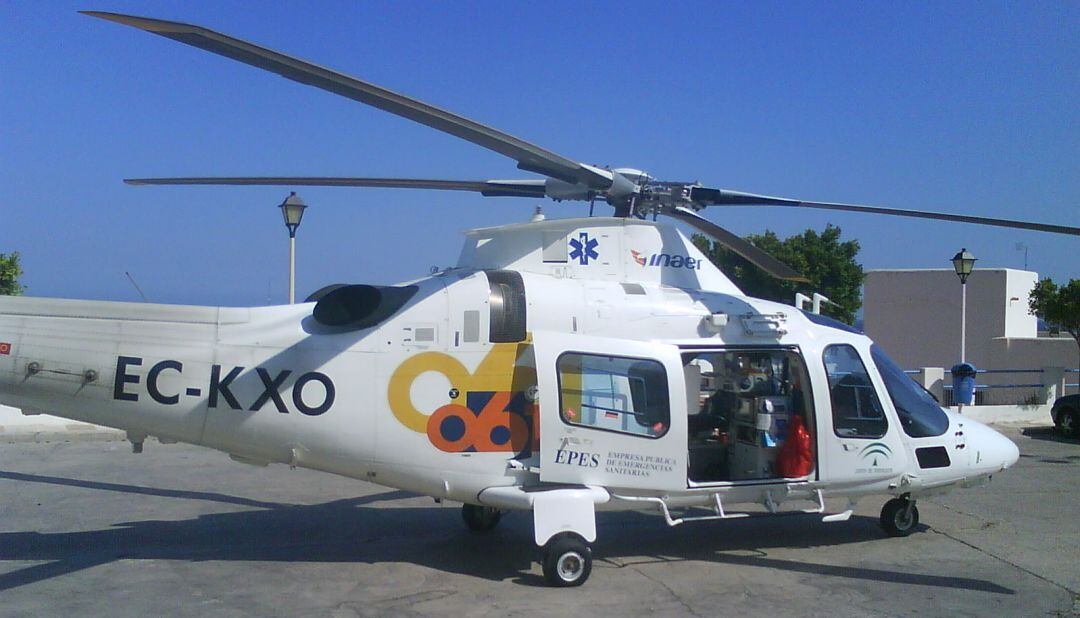 Un helicóptero del 061.