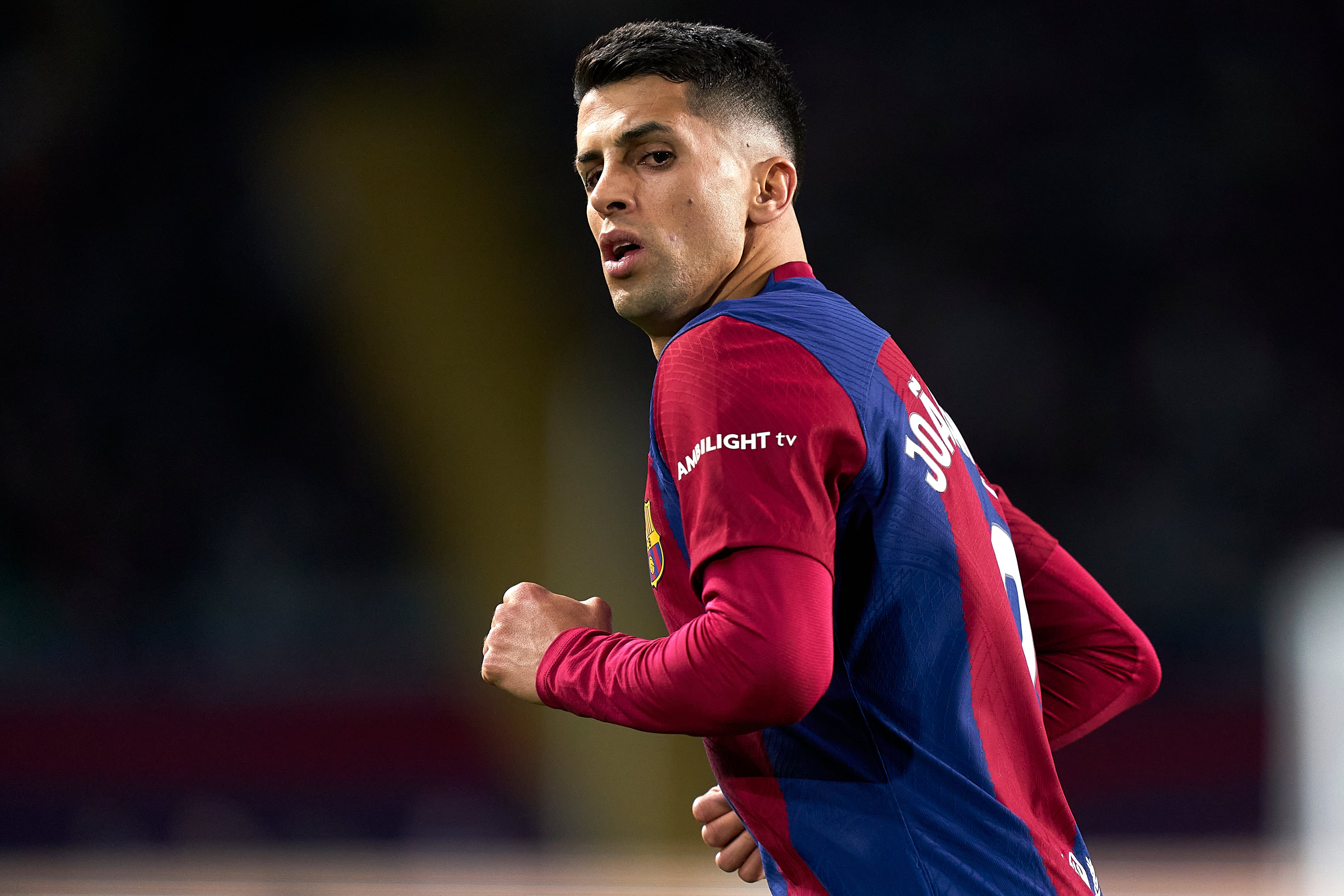 Joao Cancelo durante el encuentro de LaLiga EA Sports entre el Barça y el Granada disputado en el Estadi Olimpic Lluis Companys. (Photo by Jose Manuel Alvarez/Quality Sport Images/Getty Images)