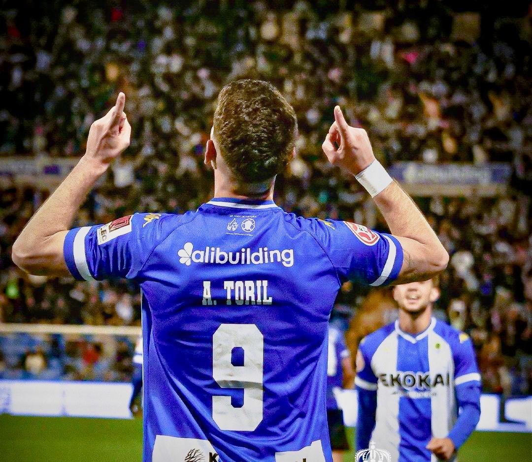 Alberto Toril, jugador del Hércules, celebra su primer gol con la elástica blanquiazul