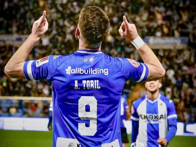 Alberto Toril, jugador del Hércules, celebra su primer gol con la elástica blanquiazul