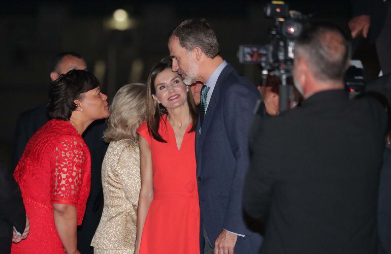 Los reyes de España, Felipe y Letizia, son recibidos por la alcaldesa de Nueva Orleans, Latoya Cantrell.