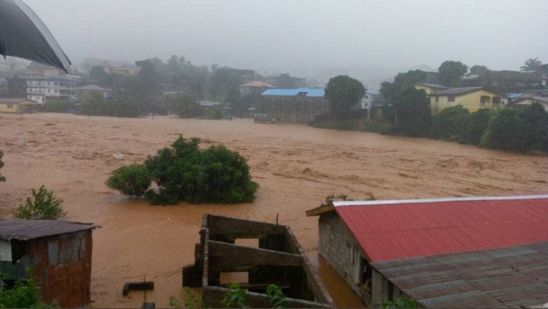 Fotografía cedida hoy, 14 de agosto de 2017, por la Society For Climate Change Communication Sierra Leone que muestra un desprendimiento de tierra cerca de Regent, en el embalse de Guma, en Freetown