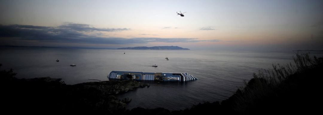 El barco Costa Concordia hundido cerca de la isla de Giglio