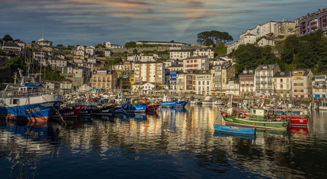 El local, ubicado en el muelle de Luarca, fue adpatado con luces de colores. 