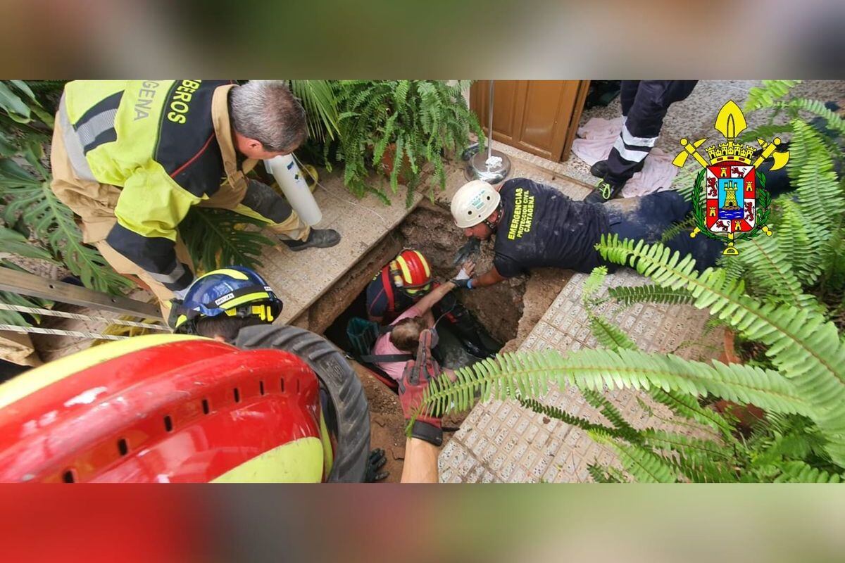 Bomberos rescatan a una mujer de interior de una fosa séptica en Cuesta Blanca