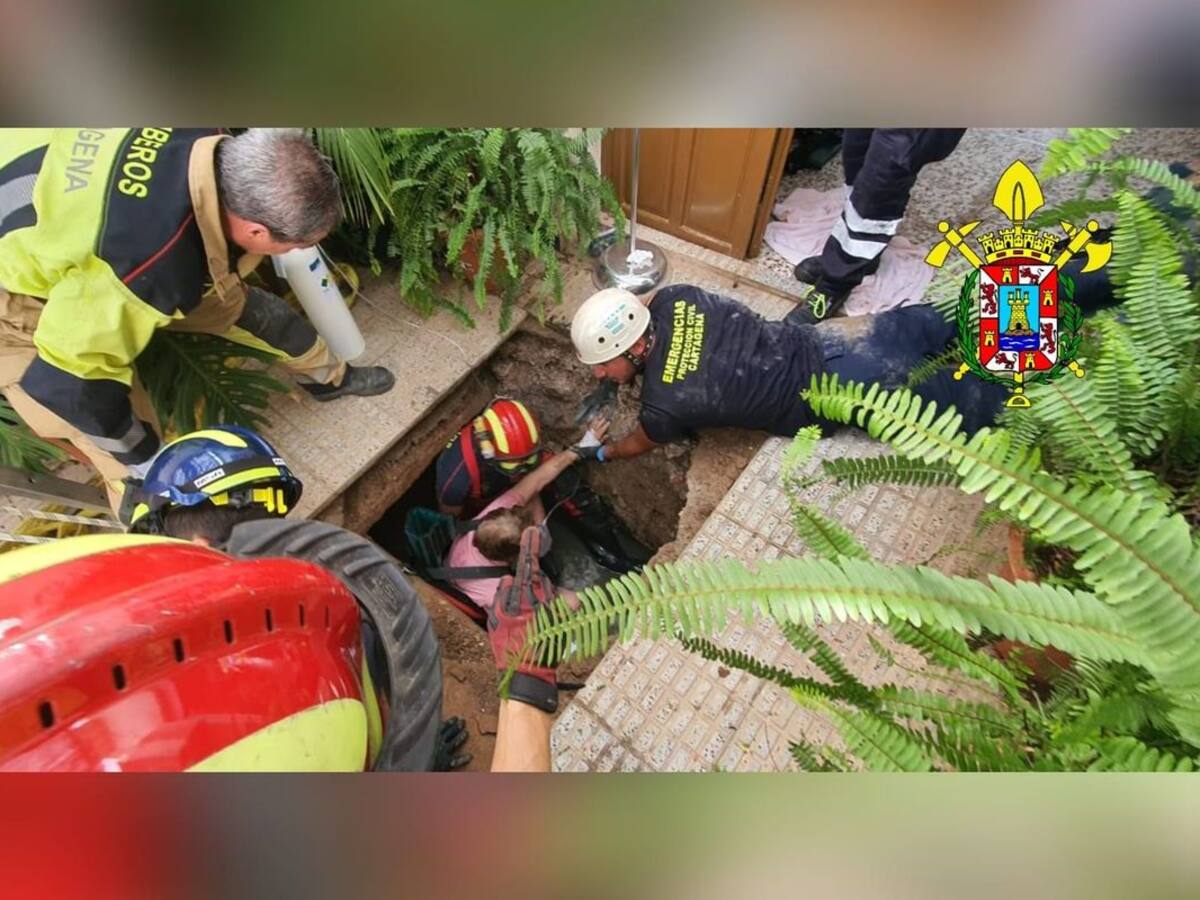 Bomberos de Cartagena rescatan a una mujer en Cuesta Blanca de una fosa séptica