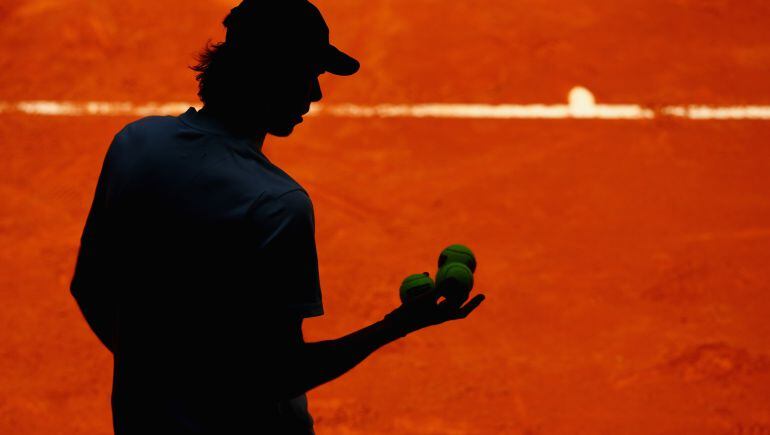 Shapovalov elige una pelota para sacar en el Mutua Madrid Open