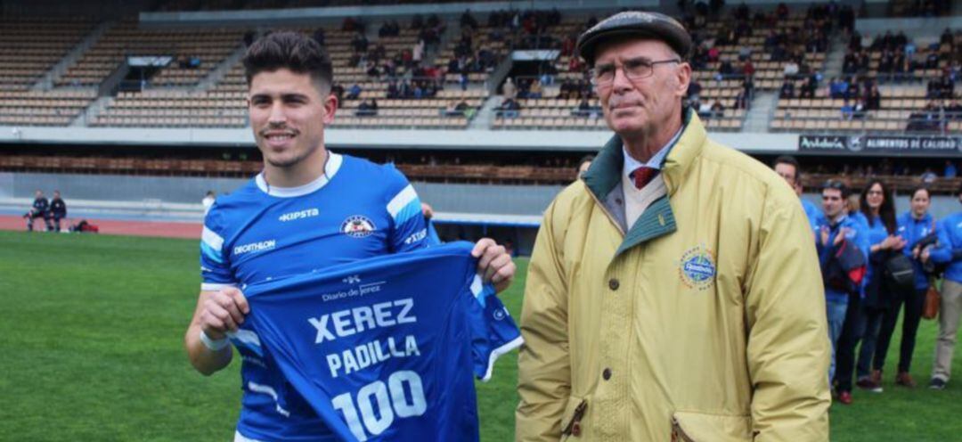 Padilla junto al ex presidente del Xerez Deportivo FC, Pepe Ravelo, durante un homenaje al jugador por sus 100 partidos en el club. 