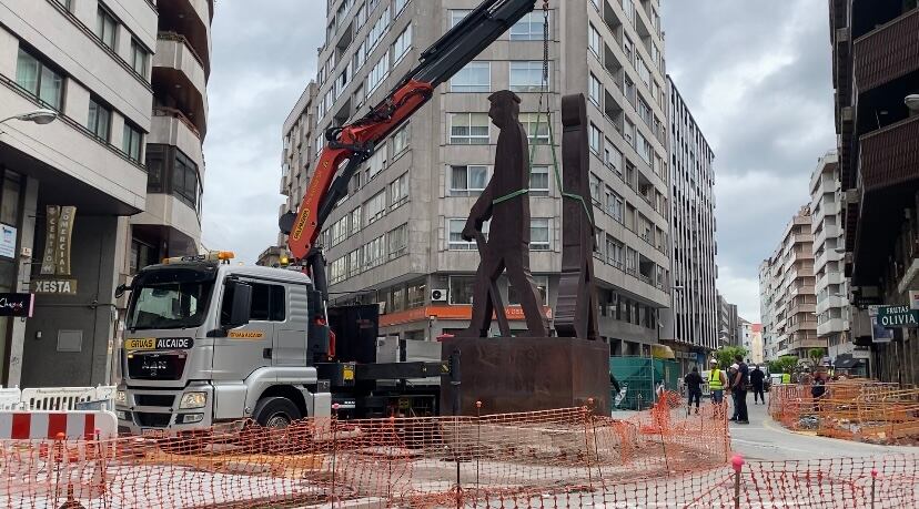 La estatua siendo retirada esta mañana por una grúa