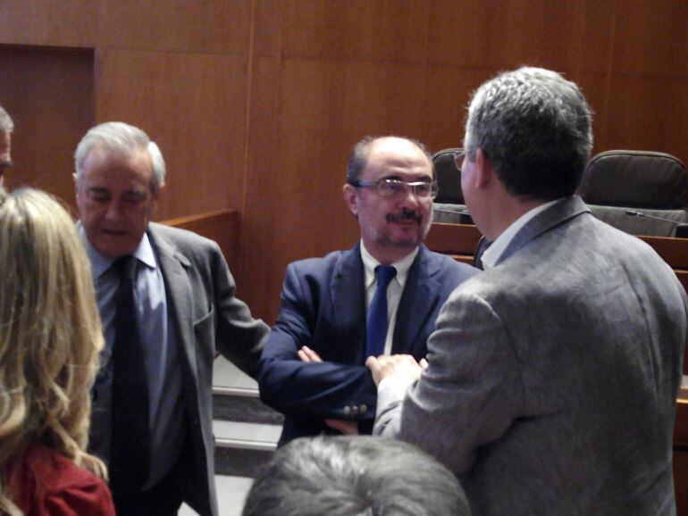 El presidente aragonés, Javier Lambán, durante la sesión de control de Gobierno en las Cortes este viernes