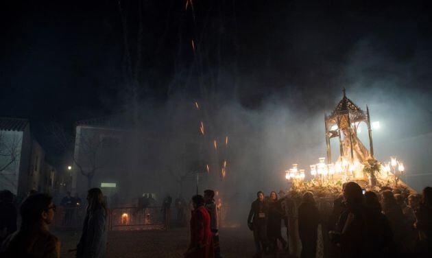 Imagen del lanzamiento de los cohetes al finalizar la procesión en honor a la Virgen de la Paz