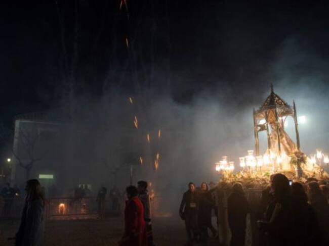 Imagen del lanzamiento de los cohetes al finalizar la procesión en honor a la Virgen de la Paz