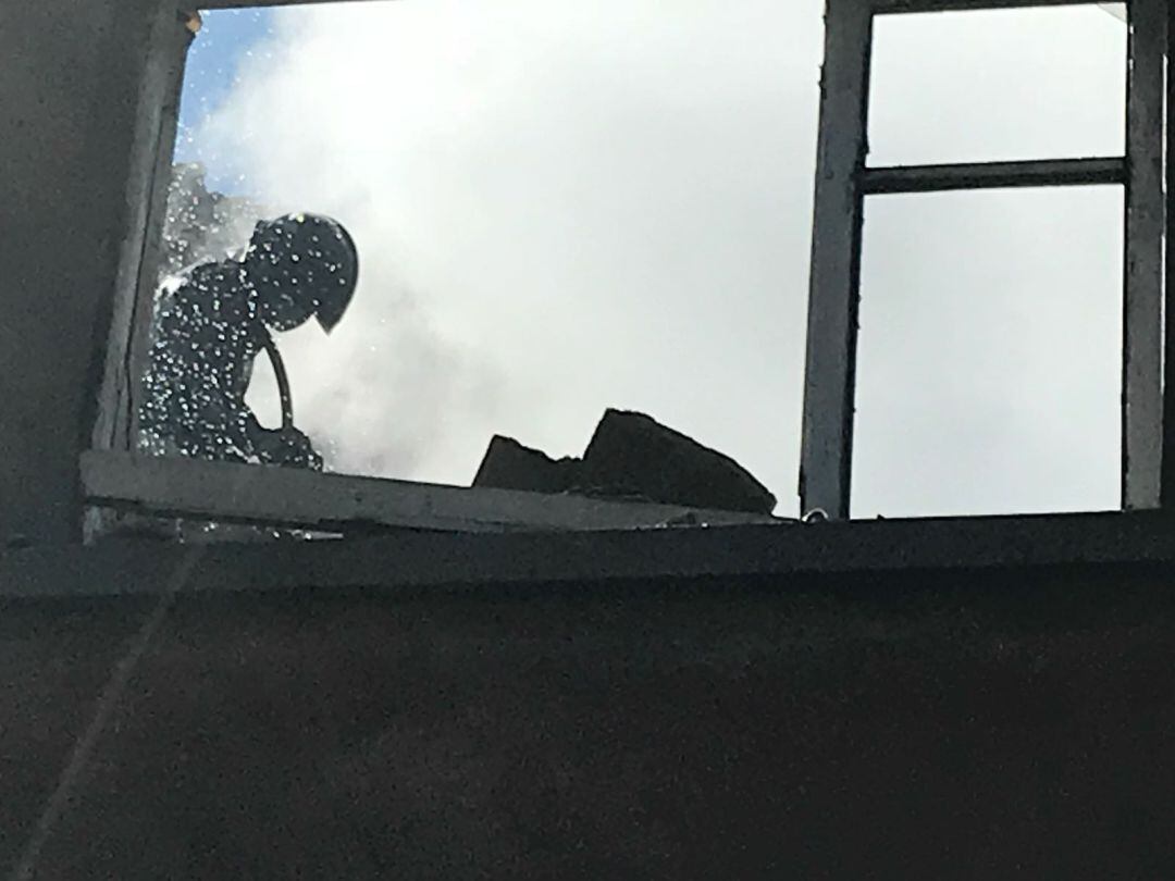 El incendio de Peñalba dejó una vivienda arrasada y otra afectada