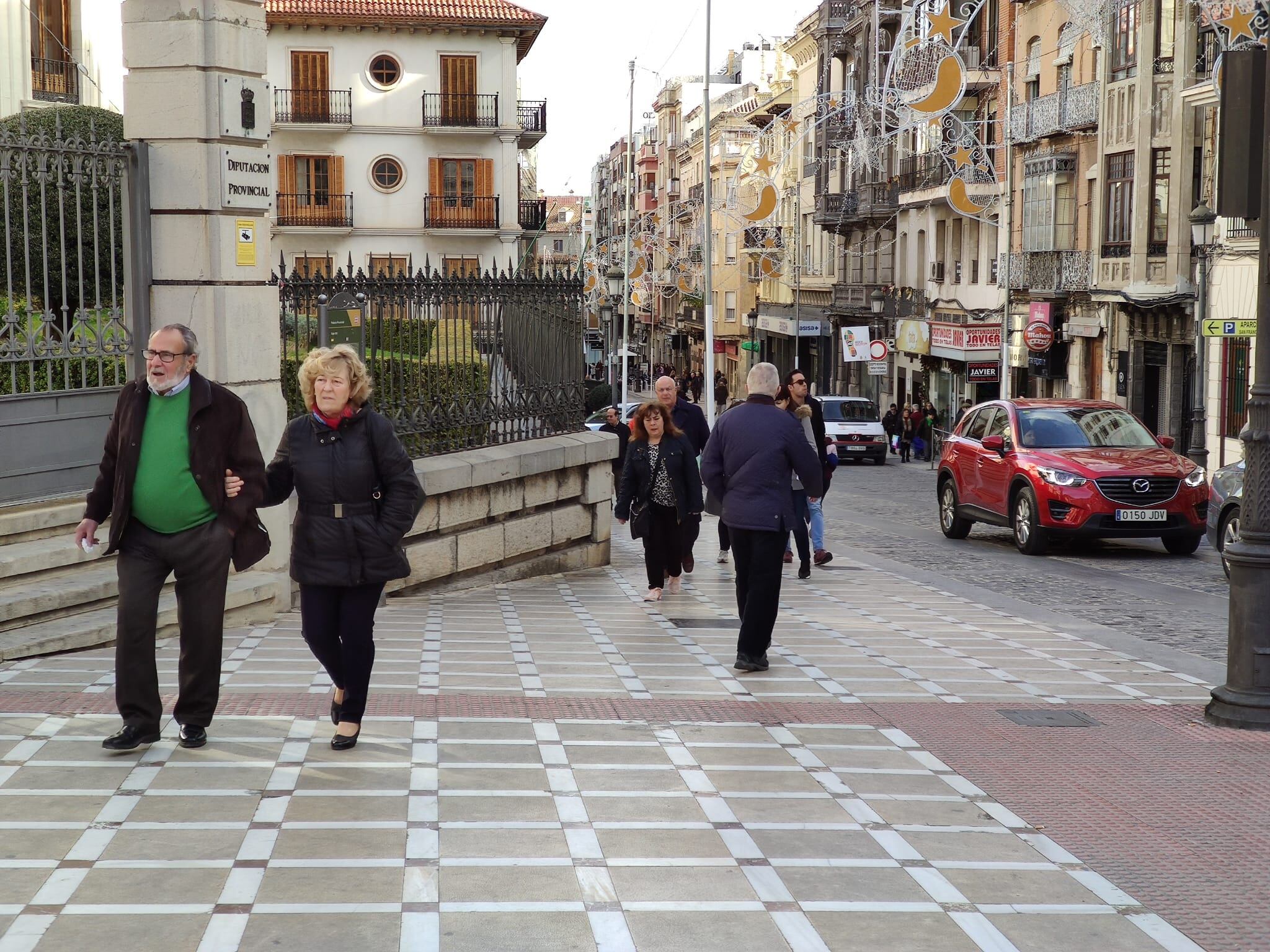 Gente paseando por la calle Bernabé Soriano de Jaén capital