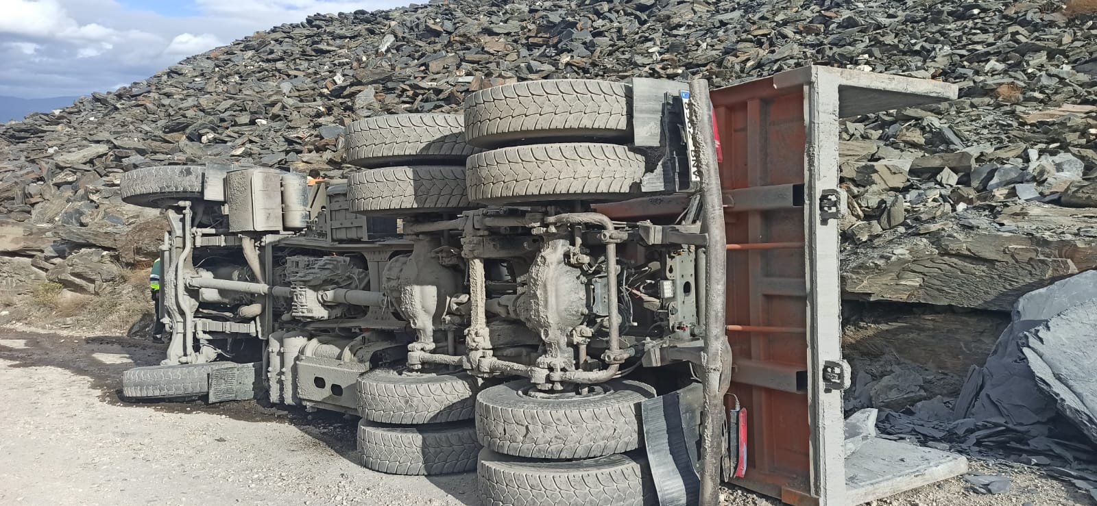 El camión volcó por un despeñamiento en la zona de Pusmazán. Guardia Civil