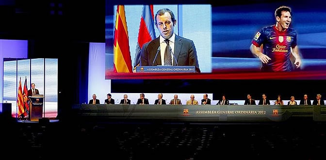 Sandro Rosell, durante su intervención en la asamblea de compromisarios del Barcelona