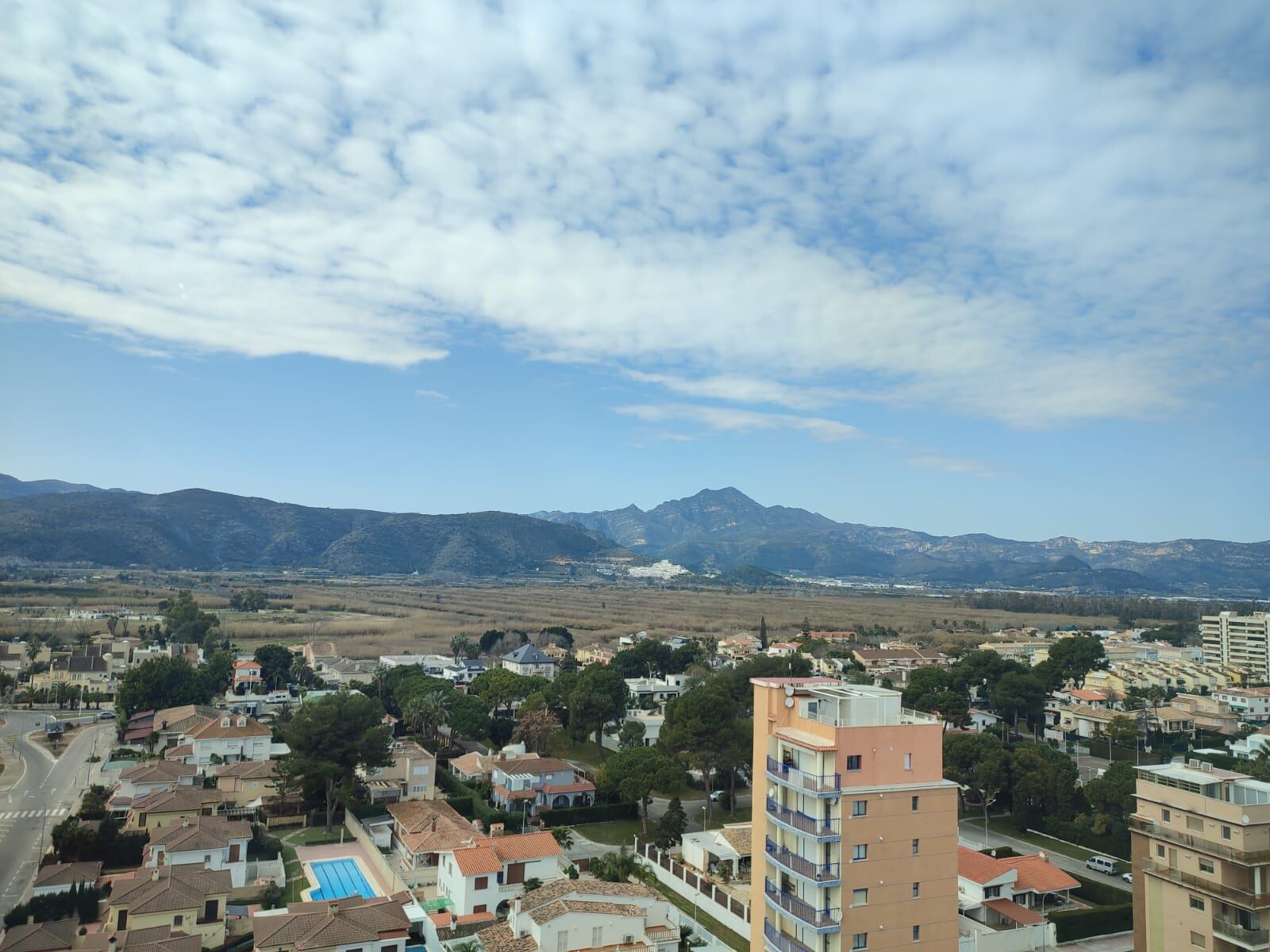 Cielo con intervalos nubosos en la Playa de Gandia.