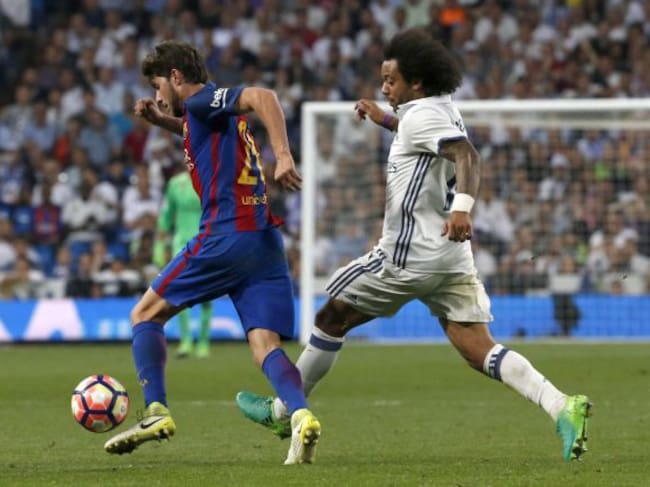 Sergi Roberto escapa de Marcelo en el Clásico.