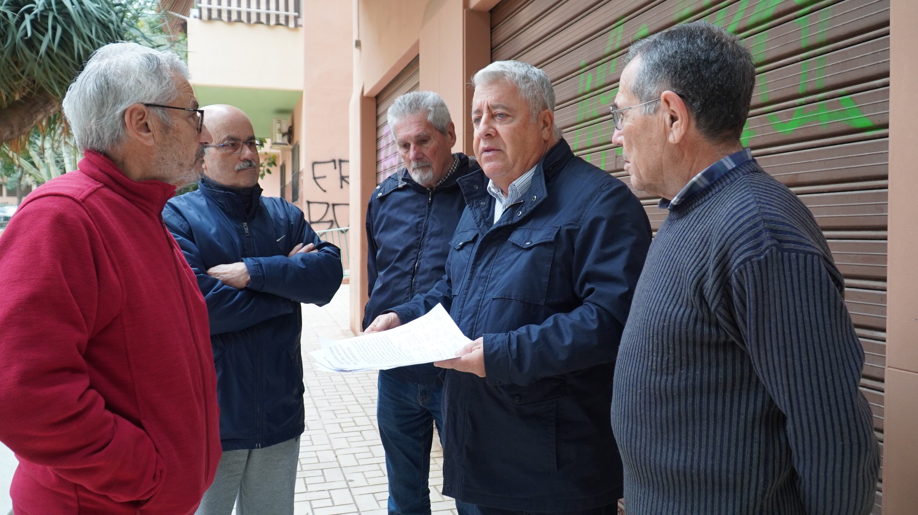 El concejal socialista Salvador Trujillo con vecinos de la barriada La Roca