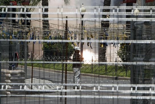 Un pirotécnico sigue el disparo de una mascletá en la plaza de los Luceros de Alicante en una imagen de archivo