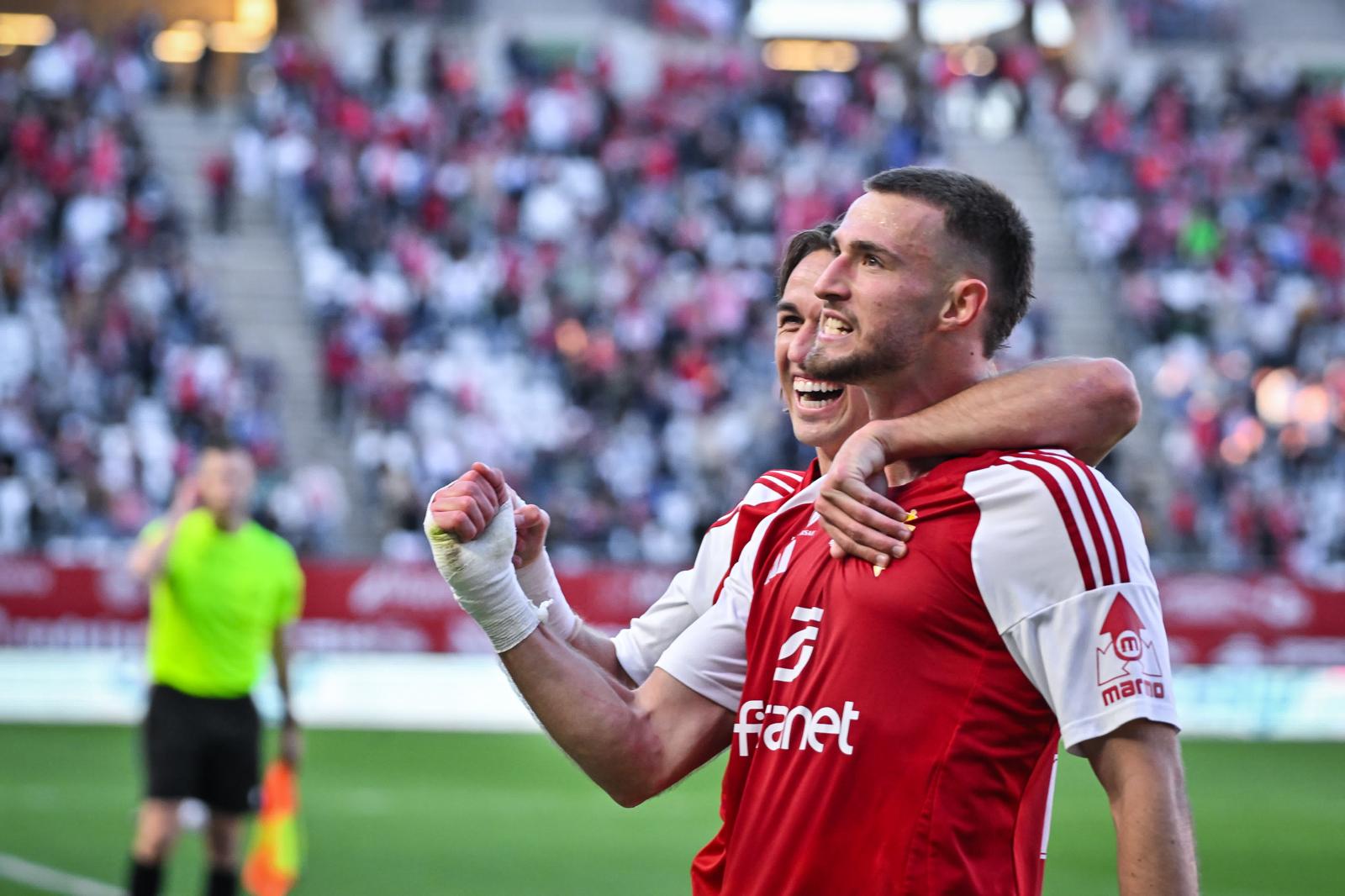 David Flakus celebra un gol con el Real Murcia en el Enrique Roca