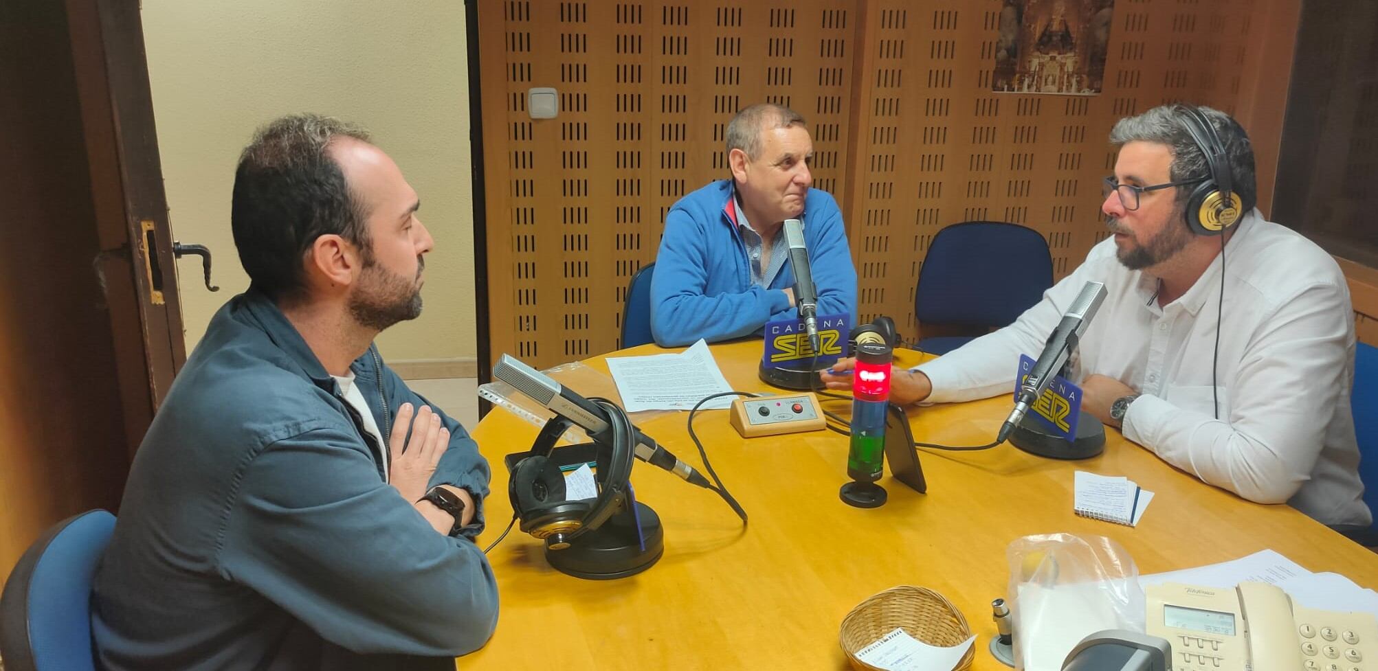 El preventólogo, Sergio Redondo (izq) y el presidente de AJER, Antonio García (centro), junto a José Luis Hernández (dcha) durante la entrevista