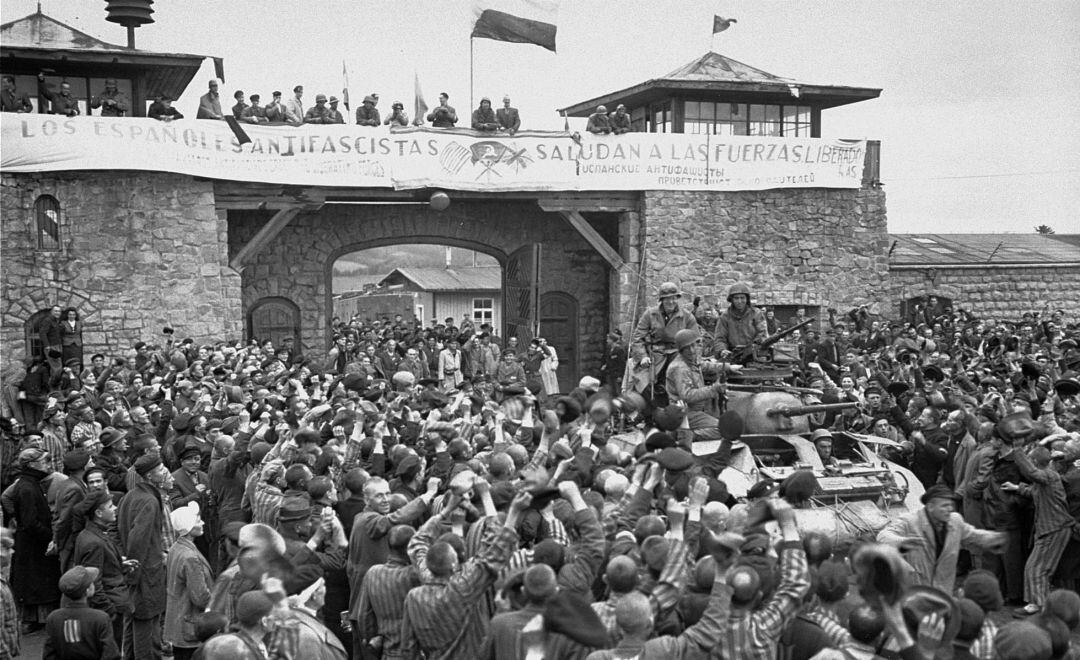 Prisioneros republicanos españoles reciben a las fuerzas americanas el 5 de mayo de 1945, día de la liberación de Mauthausen-Gusen