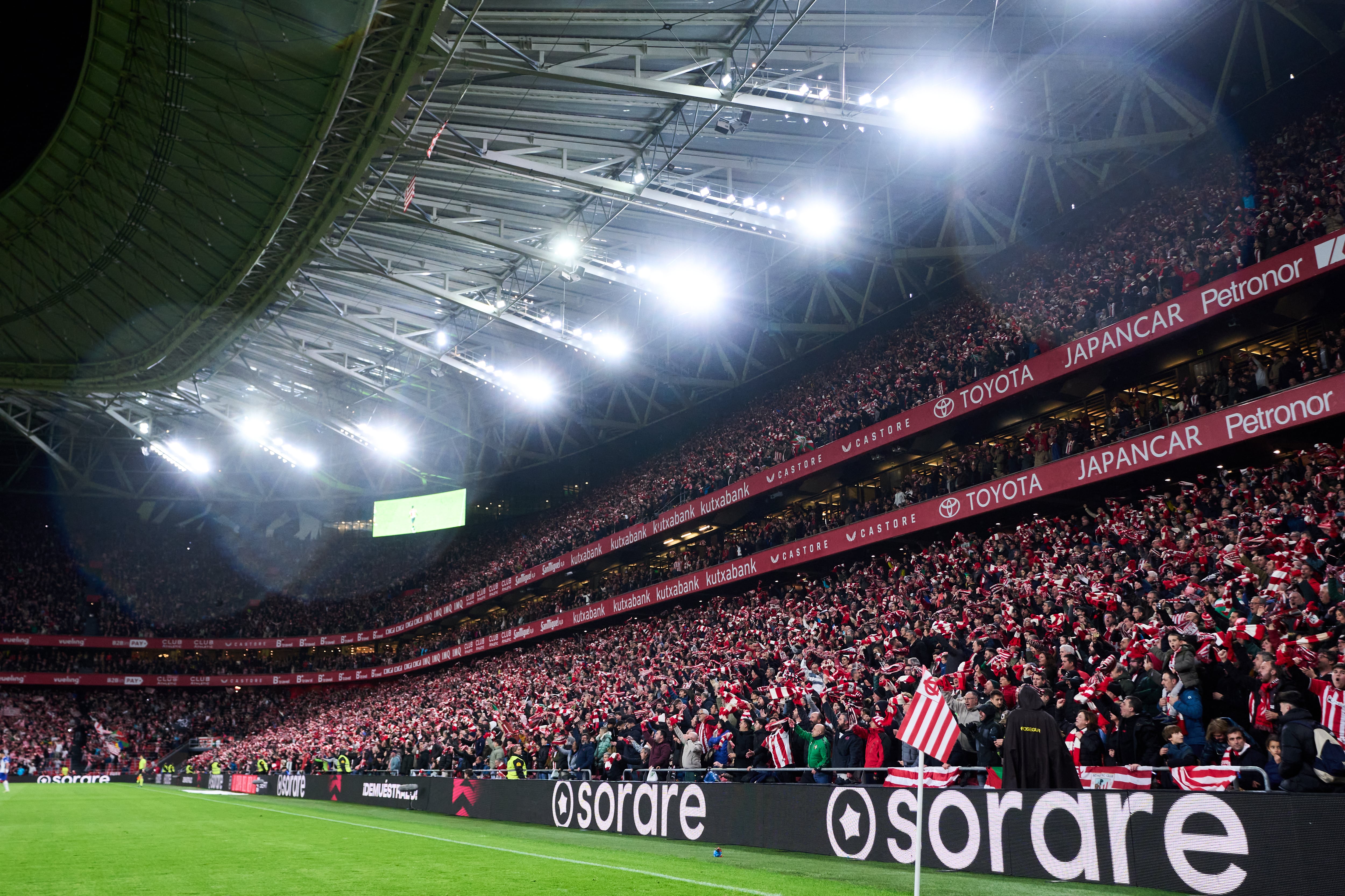 El público de San Mamés durante la vuelta de la semifinal de Copa del Rey entre Athletic y Atlético de Madrid. (Photo by Juan Manuel Serrano Arce/Getty Images)