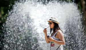 Una mujer disfruta de un helado en el parque del Oeste para mitigar el calor de Madrid