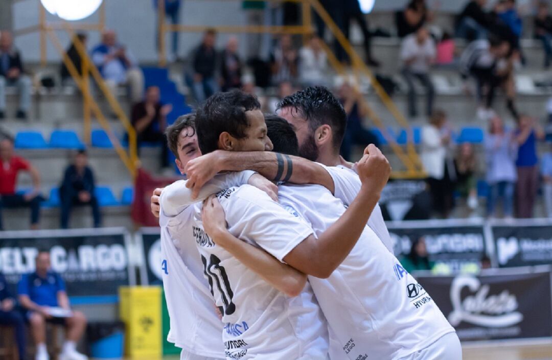 Los jugadores del Santiago celebran uno de los goles marcados por Peerapat esta temporada