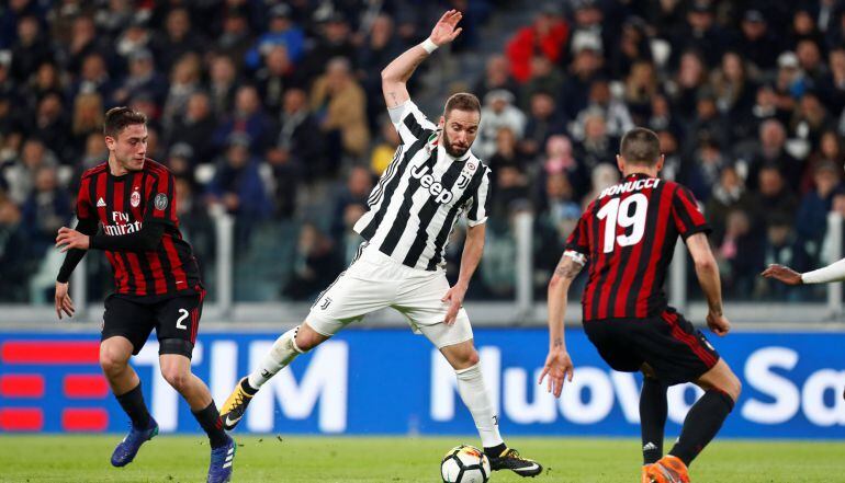 HIguaín hace un escorzo durante el partido del sábado frente al Milan