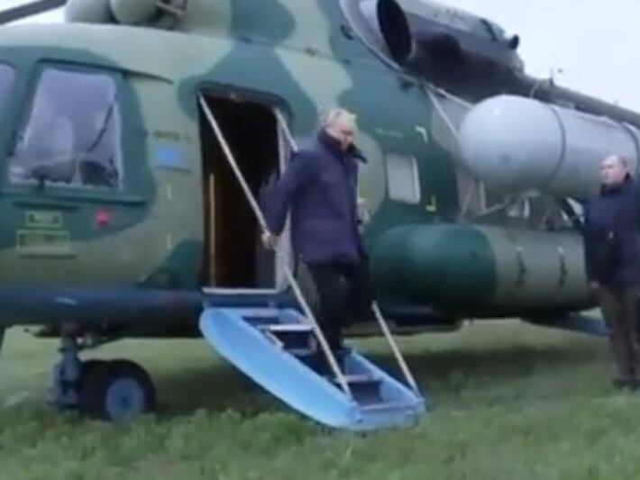 Putin visita cuarteles de las tropas rusas en los frentes de Jersón y Lugansk.