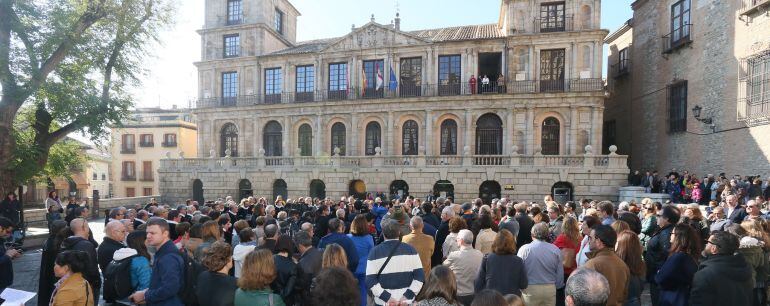 Concentración ante el Ayuntamiento de Toledo contra los atentados de París