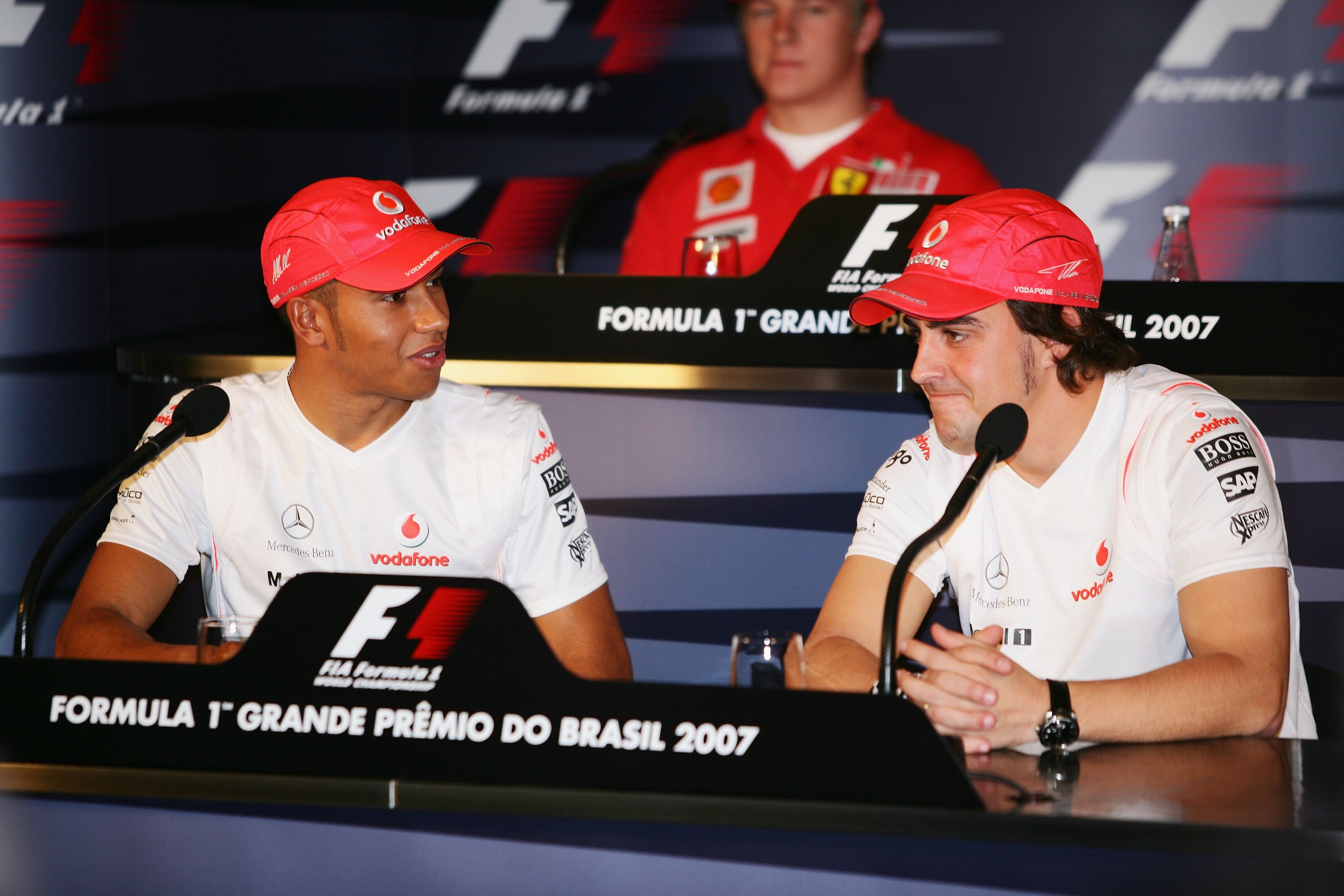 Lewis Hamilton y Fernando Alonso con McLaren en 2007.  (Photo by Mark Thompson/Getty Images)