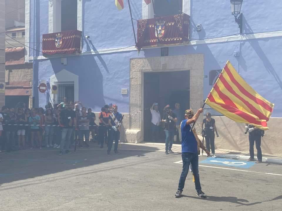 Momento del ruedo de banderas