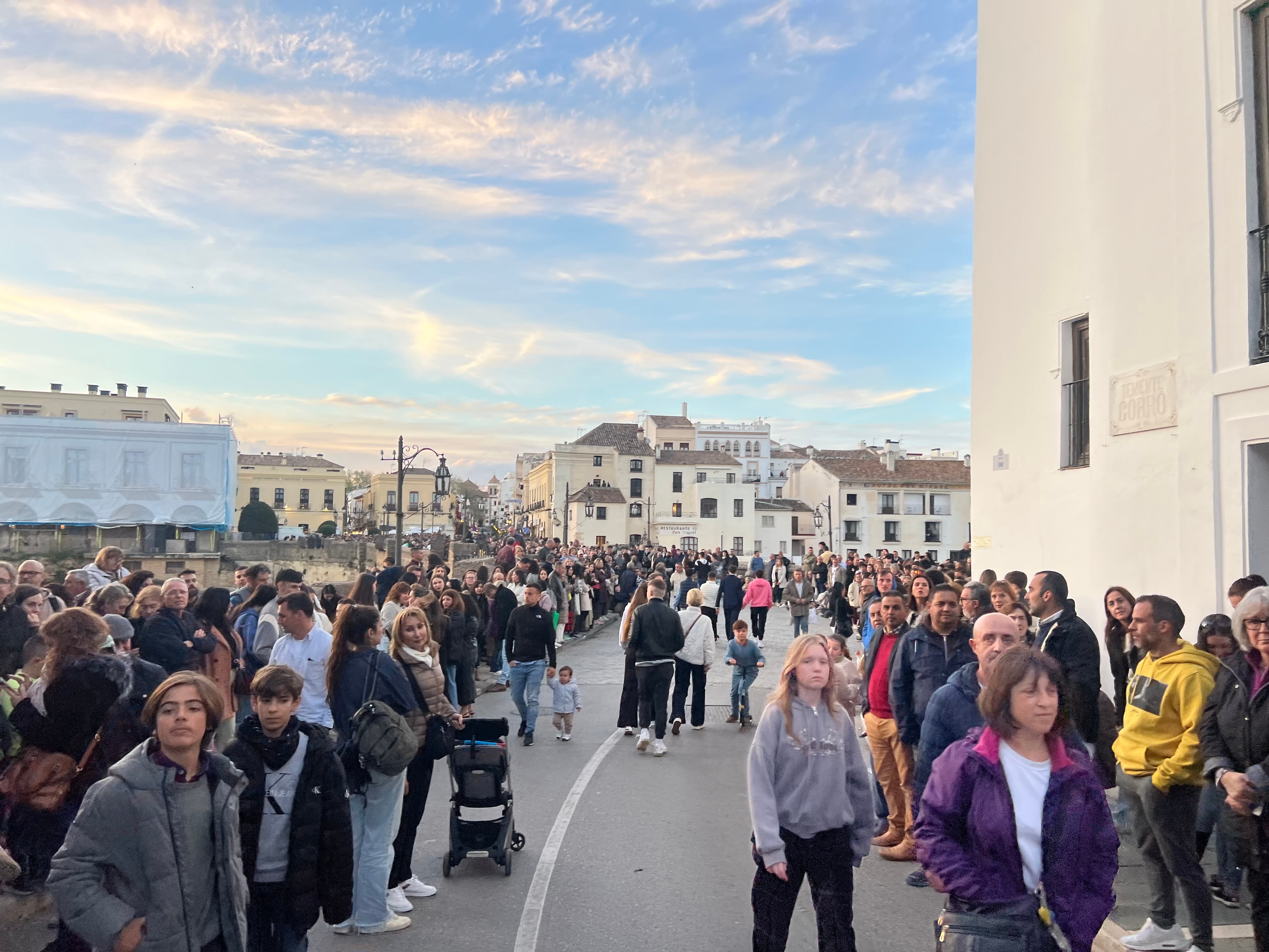 Rondeños, serranos y turistas en el Puente Nuevo de Ronda este pasado Jueves Santo
