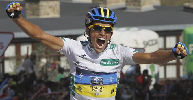 El ciclista español Alberto Contador (Saxobank) se proclama vencedor en la decimoséptima etapa de la 67 edición de la Vuelta a España que ha transcurrido entre Santander y Fuente Dé.