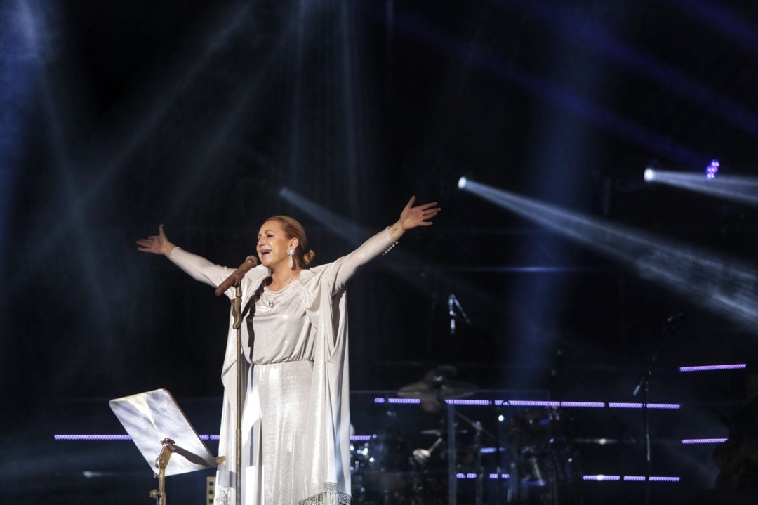 Niña Pastori en un momento de la actuación en el Teatro Falla