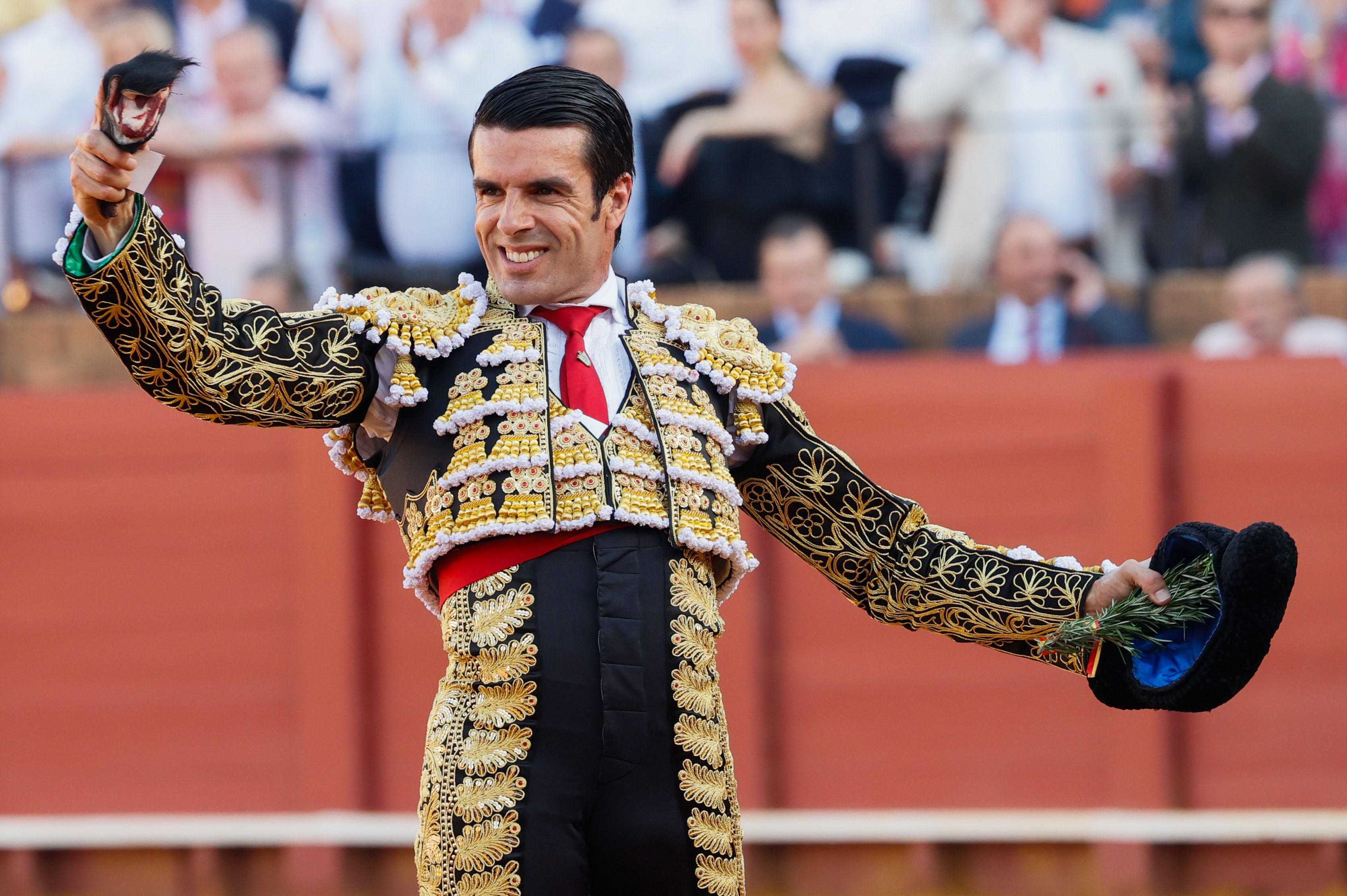 SEVILLA, 16/04/2024.- El diestro Emilio de Justo tras cortar una oreja s su primer toro de la tarde durante la corrida celebrada este martes, en la plaza de La Maestranza, en Sevilla, con toros de Garcigrande. EFE/José Manuel Vidal
