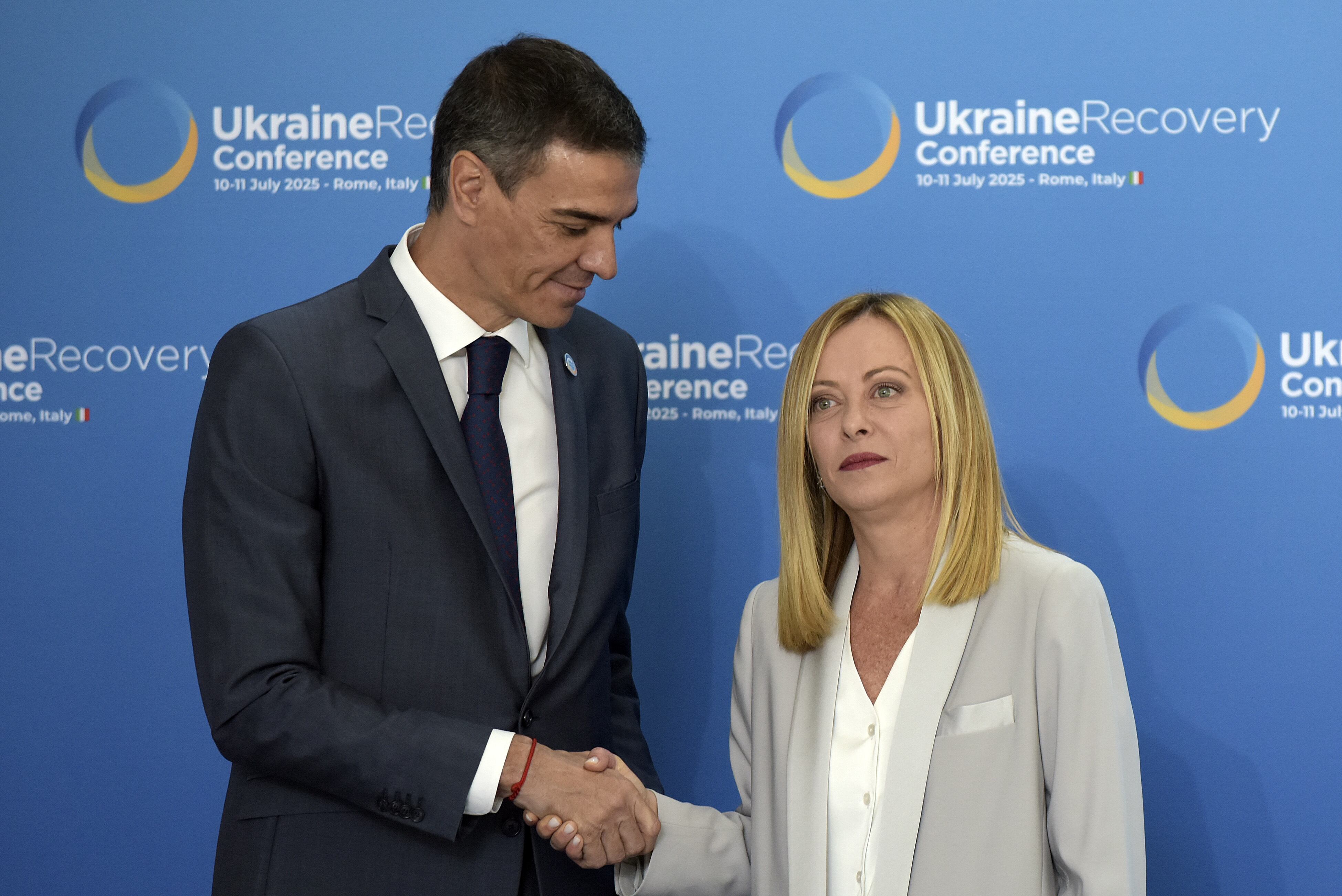 La primera ministra italiana, Giorgia Meloni, recibe a Pedro Sánchez, primer ministro de España, en la Conferencia para la Recuperación de Ucrania (URC2025), coorganizada por los gobiernos italiano y ucraniano, en el Centro de Congresos La Nuvola de Roma