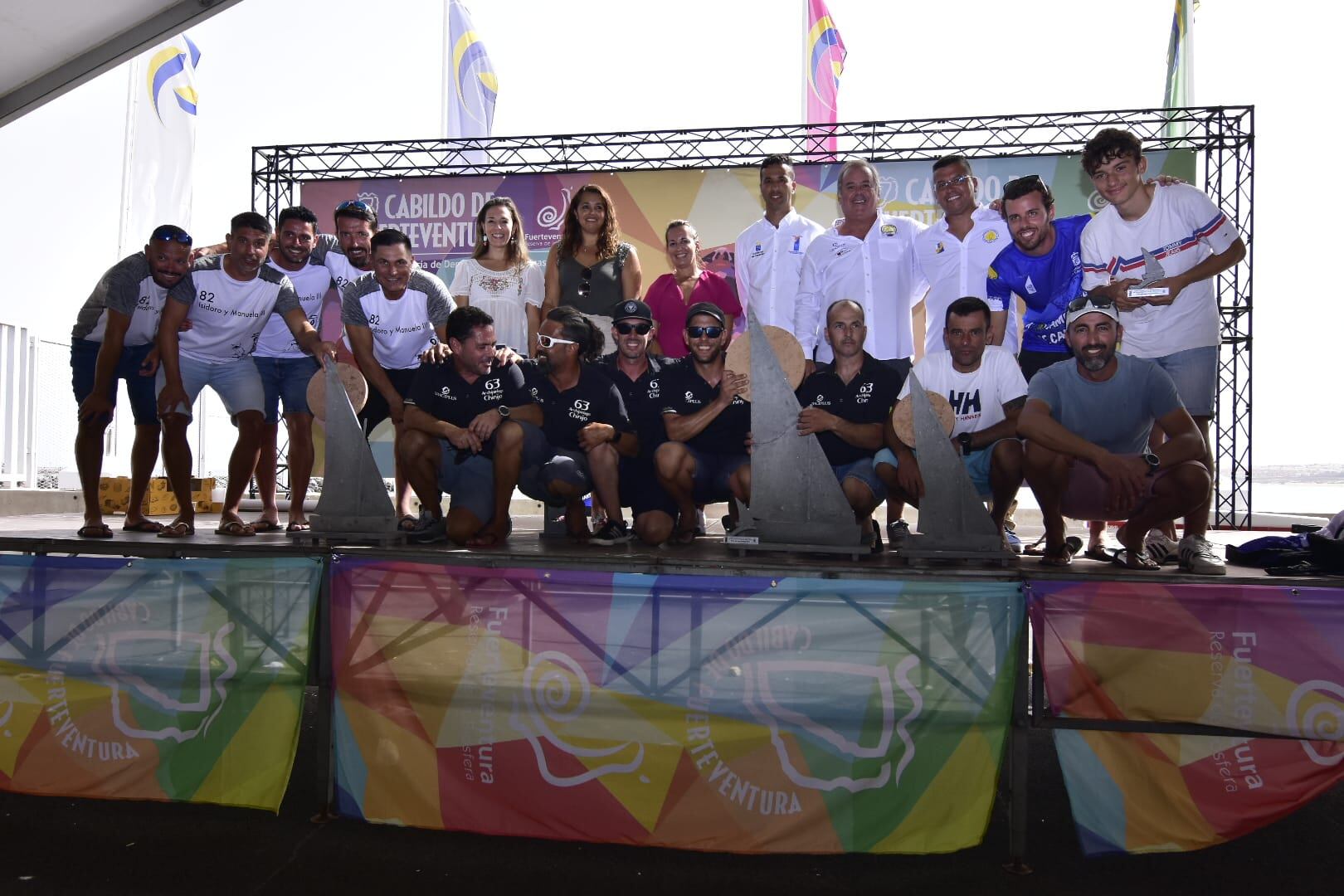 Los campeones con el trofeo.